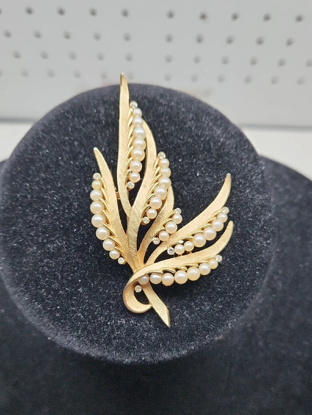 Trifari Gold-Tone Leaf Brooch with Pearlescent Beads - Picture 1 of 6